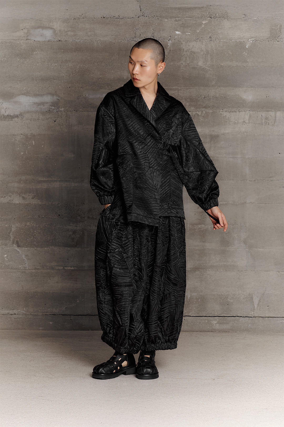 BLACKSUGAR OVERSIZED WRAP JACKET IN BLACK | BS26013+