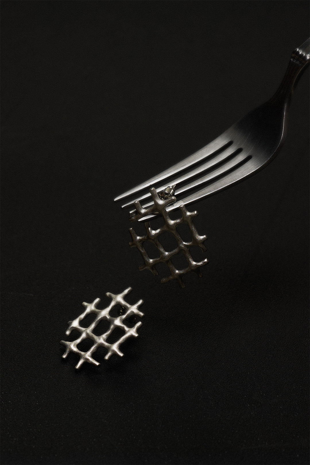 BLACKSUGAR OVAL GRID EARRINGS | BSJ26001